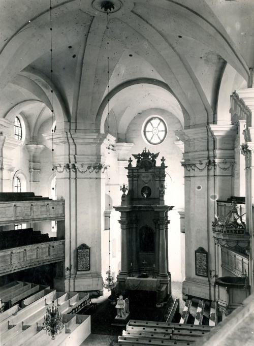 Kościół Krzyża w Lesznie przed 1896 r. Fotografia przedstawia oryginalną dekorację wnętrza świątyni pochodzącą z przełomu XVIII i XIX w., przed renowacją przeprowadzoną pod kierunkiem konserwatora Juliusa Kothe. (AWUOZP)