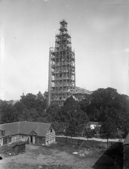 Wieża kościoła Krzyża w Lesznie podczas rekonstrukcji hełmu w 1910 r. (AWUOZL)