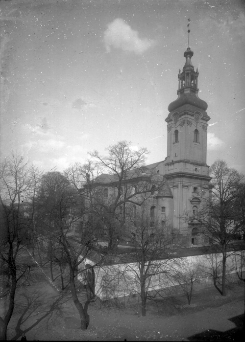 Kościół Krzyża w Lesznie po rekonstrukcji hełmu. (fot z ok. 1911 r., AWUOZL)