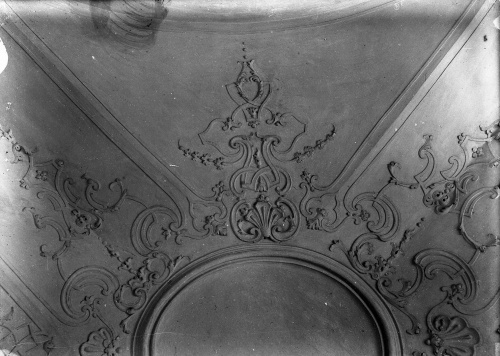 Dekoracja sklepienia dawnej zakrystii kościoła Krzyża wykonana w stylu taśmowym z lat 30-40 XVIII w. (fot. z pocz. XX w., AWUOZP)