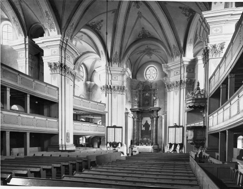 Podjęta w 1896 r. restauracja kościoła ewangelickiego Krzyża w Lesznie, która pochłonęła ostatecznie 43 000 marek, stała się wzorcową dla sztuki konserwatorskiej XIX w. (fot. ok. 1910 r., AWUOZP)