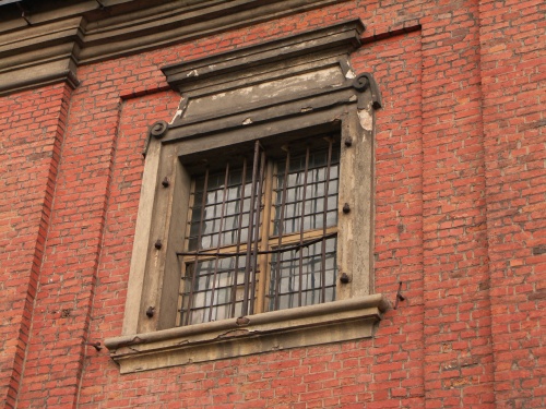 Okno biblioteki ewangelickiego kościoła Krzyża w Lesznie, bez okiennic. Widoczne oryginalne okno z lat 30 XVIII w., obecnie najstarszy tego typu zabytek w Lesznie. (fot. M. Urban, 2015 r.)