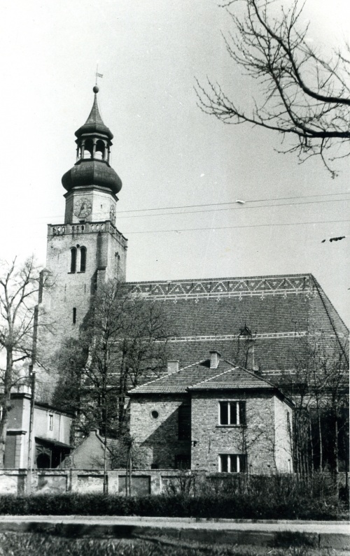 Kościół św. Jana w Lesznie, stan z 1956 r. Dach świątyni pokryty był dachówką ułożoną w ozdobny wzór. (fot. Maniewska, AWUOZL)