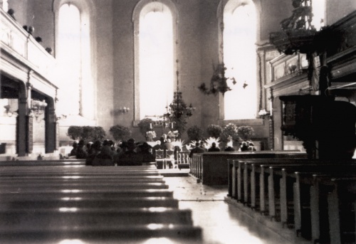 Wnętrze kościoła św. Jana w Lesznie podczas nabożeństwa nielicznej już przed 1945 r. parafii ewang.-reform. (archiwum ks. Marzęckiego)