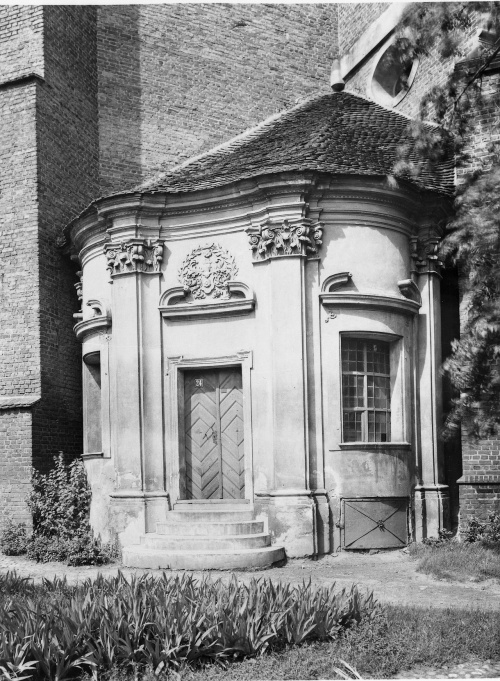Kaplica Gruszczyńskich wzniesiona wg. projektu Pompeo Ferrariego w 1711 r. Na zdjęciu sprzed 1939 r. widoczne są oryginalne okna z szybami łączonymi na ołów. (AWUOZP)