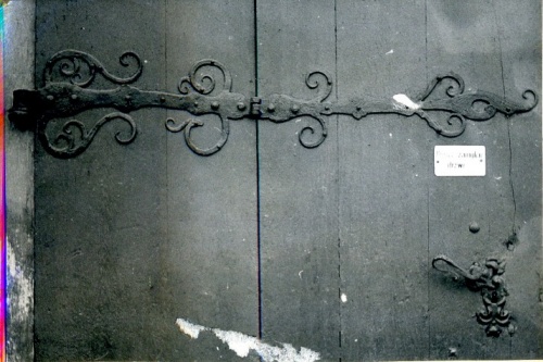 Dawne drzwi barokowe z kutymi zawiasami pasowymi w kościele św. Jana w Lesznie (niezachowawne). (stan z 1965 r., AWUOZL)