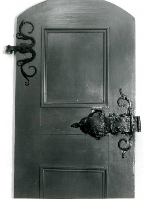 Kościół św. Jana w Lesznie, drzwi z poł. XVIII w. w kruchcie północnej. (AWUOZL)