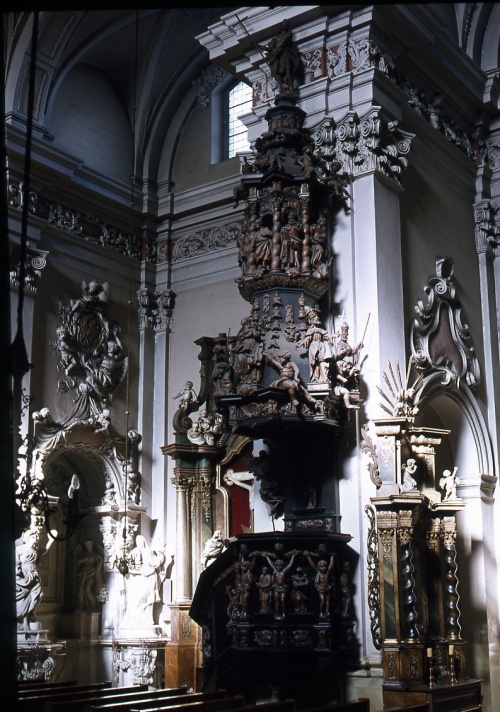 Barokową ambonę autorstwa. K. Grunwalda z Legnicy ufundował A. J. Sułkowski po nabyciu miasta Leszna w 1738 r. (fot. R. Reed, 1978 r., APL)