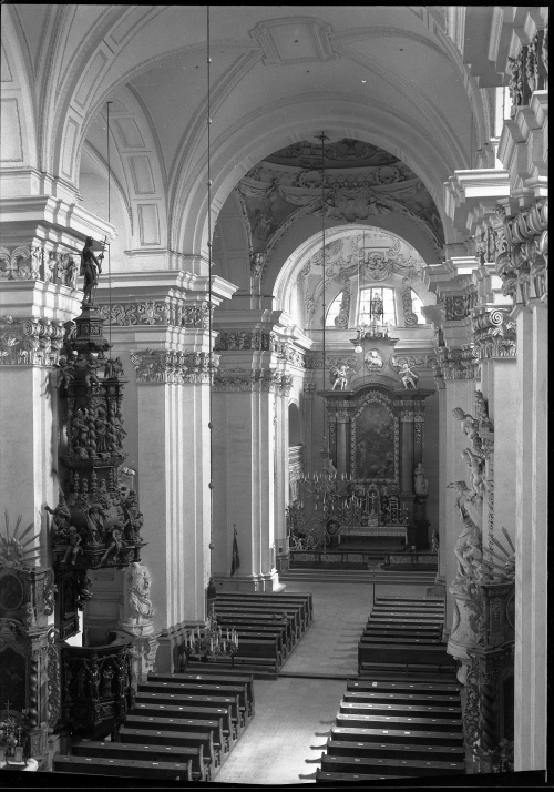 Kościół św. Mikołaja w Lesznie. Wnętrze po rozbudowie w latach 1905-1907. W miejscu dawnego ołtarza znalazły się dodatkowe ławki. Rozbudowa nie zmieniła barokowego charakteru świątyni. (fot. sprzed 1939 r., AWUOZP)