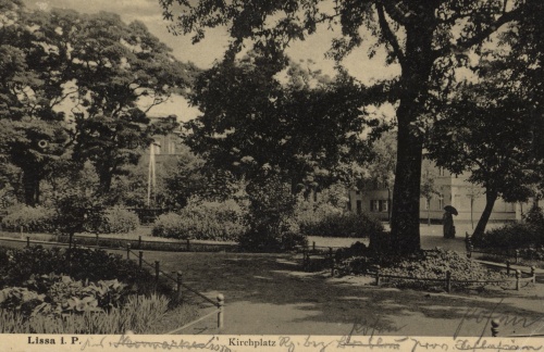 Plac Metziga w Lesznie (niem. Kirchplatz) przed 1914 r. Po prawej widoczny dąb posadzony w 1871 r. jako drzewo pokoju. (pocztówka sprzed 1918 r., APL)