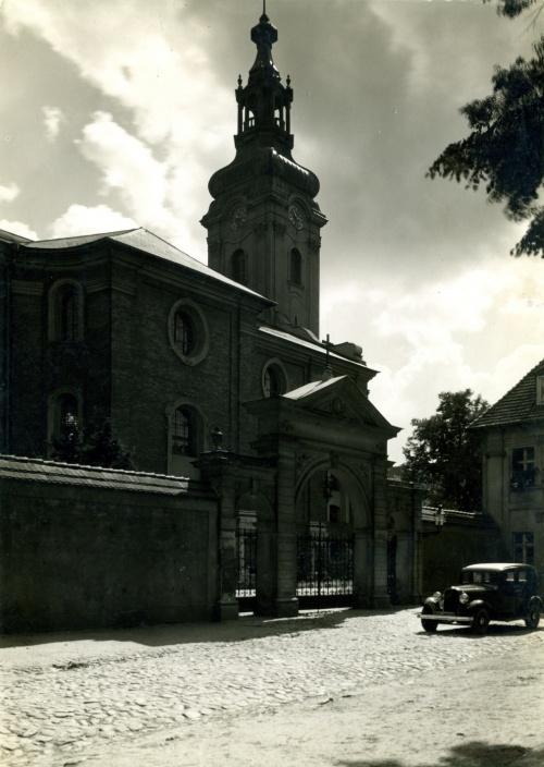 Brama wiodąca z pl. Dra J. Metziga na teren ewangelickiego kościoła Krzyża, rozebrana po 1945 r. (fot. ok. 1936 r. AWUOZP)