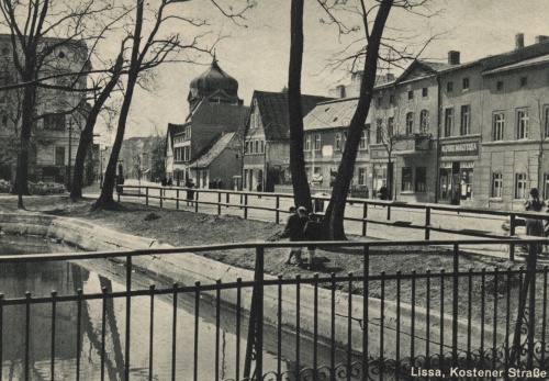 Plac T. Kościuszki w Lesznie w okresie okupacji niemieckiej 1939-1945 r. W tle widoczna kopulasty hełm synagogi. (APL)