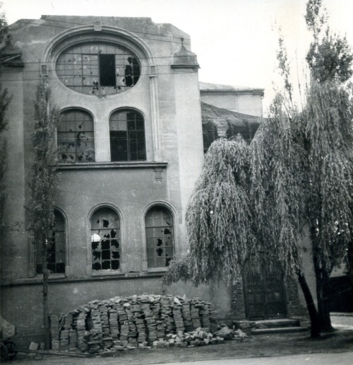 Synagoga w Lesznie na pocz. lat 60 XX w. Niezagospodarowany budynek przedstawiał stan katastrofalny. (AWUOZL)