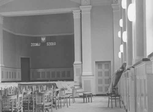 Dom ewangelicki ob. szkoła, malowanie auli w latach 70 XX w., zdjęcie nr 7